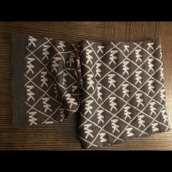 Michael Kors Scarf Hat Gift Set - Picture 6 of 9